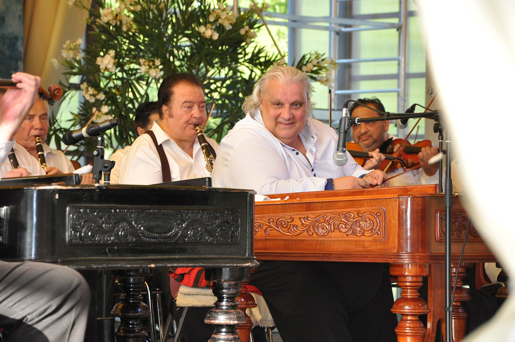 A 100 Tagú Cigányzenekar fellépése a Feketehegyi Kultúrudvarban